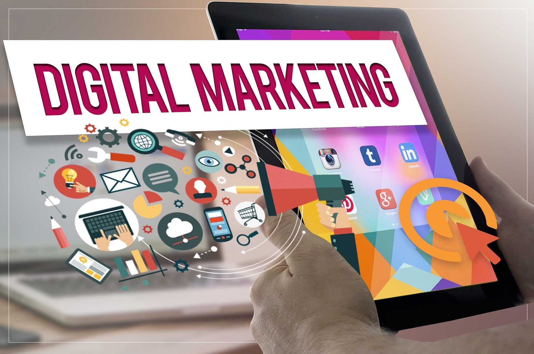 Equipe de marketing digital revisando métricas e resultados