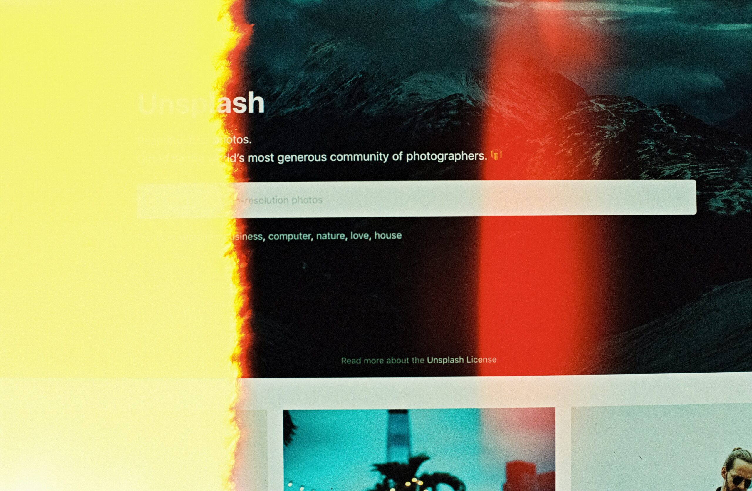 Site moderno em tela cheia exibido em desktop