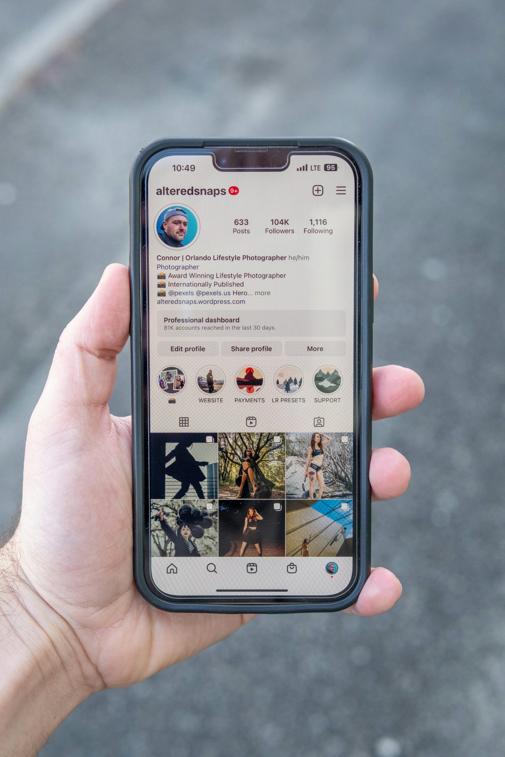 Celular mostrando alto engajamento e crescimento no Instagram