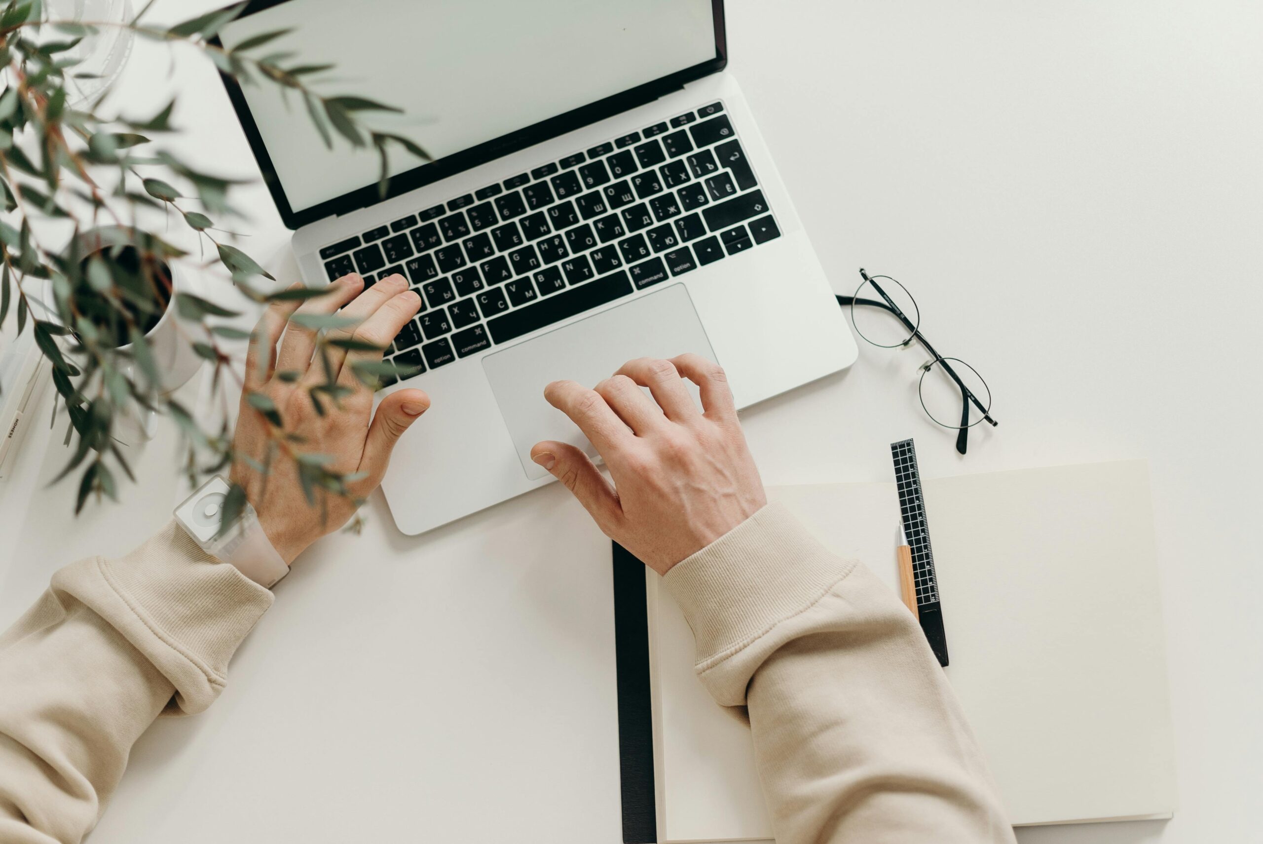 Criação de criativos de anúncios para Meta Ads em notebook