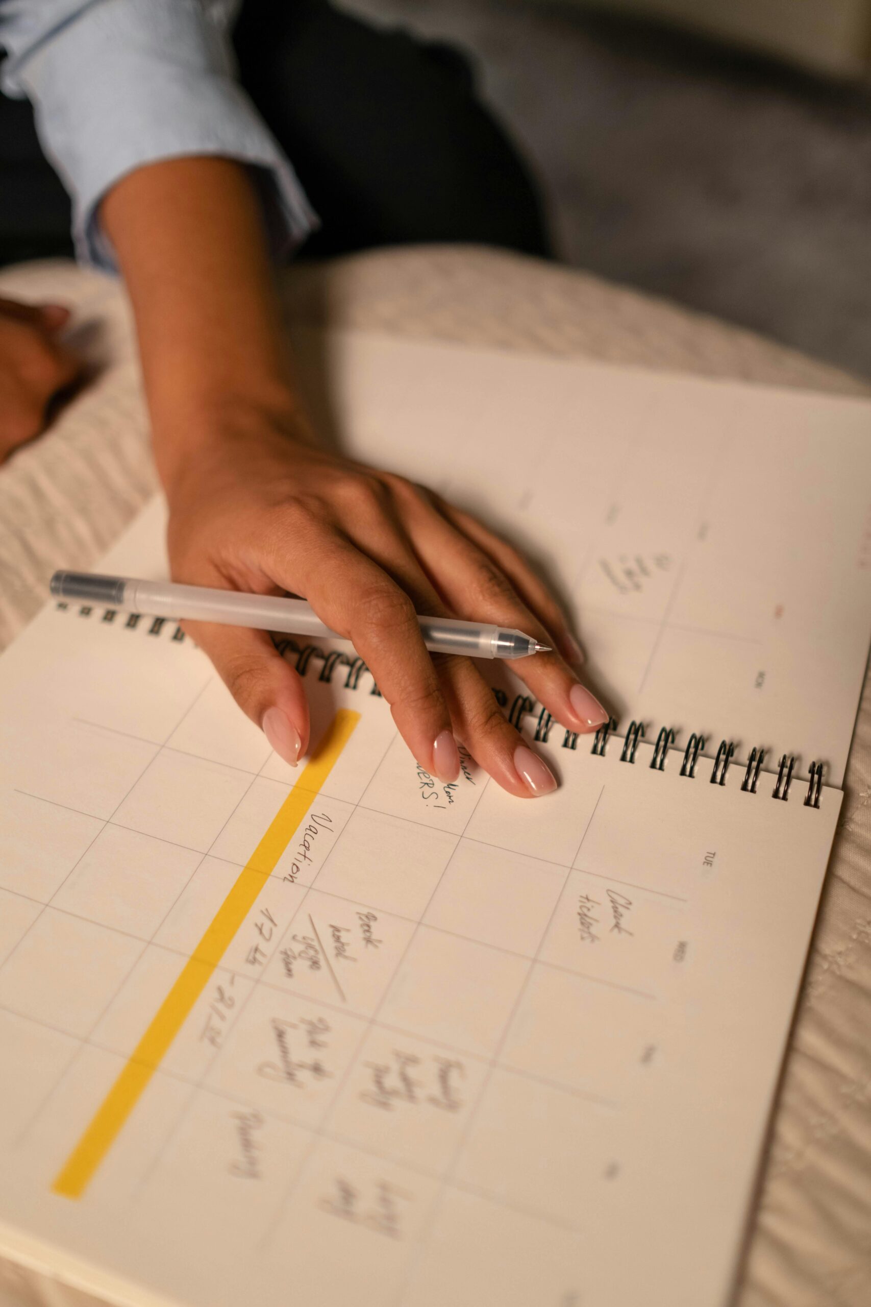 Profissional preenchendo agenda de postagens e metas para Instagram