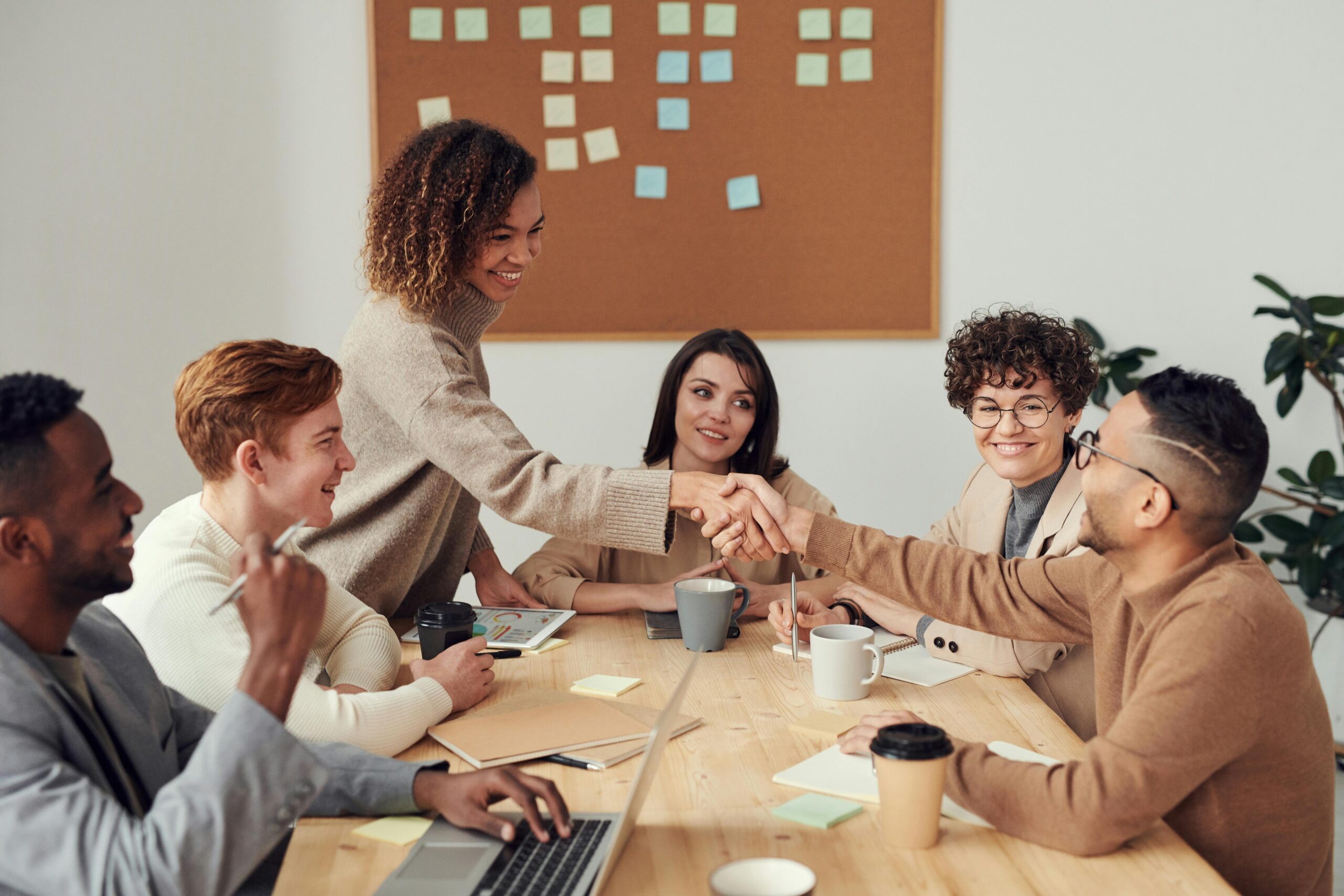 Equipe definindo layout e experiência do usuário em reunião de UX