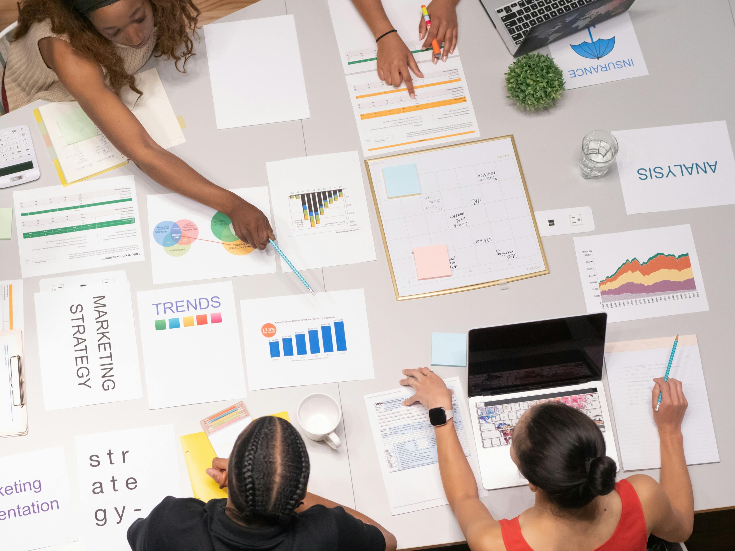Equipe de marketing digital analisando SEO técnico em relatórios