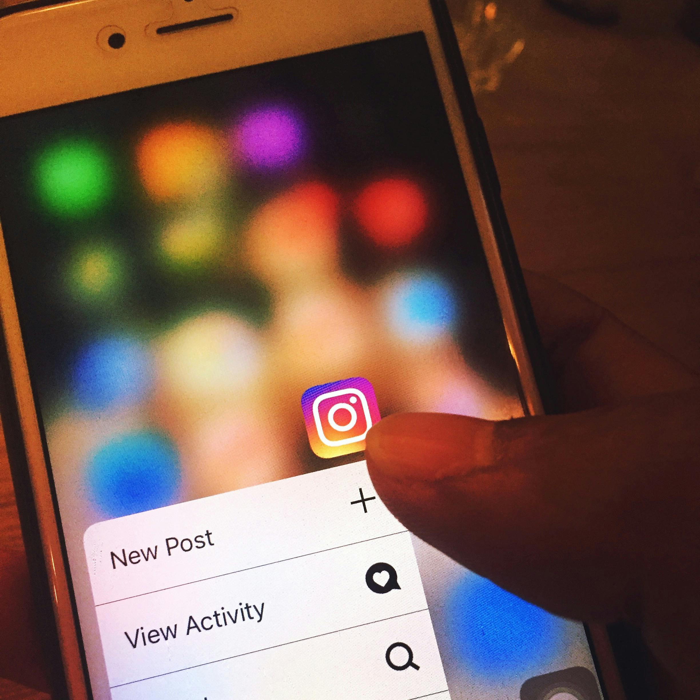 Visual de grid do Instagram organizado com posts variados